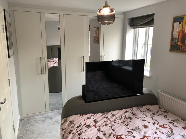 King bed with en-suite in Kingsmere Main Photo