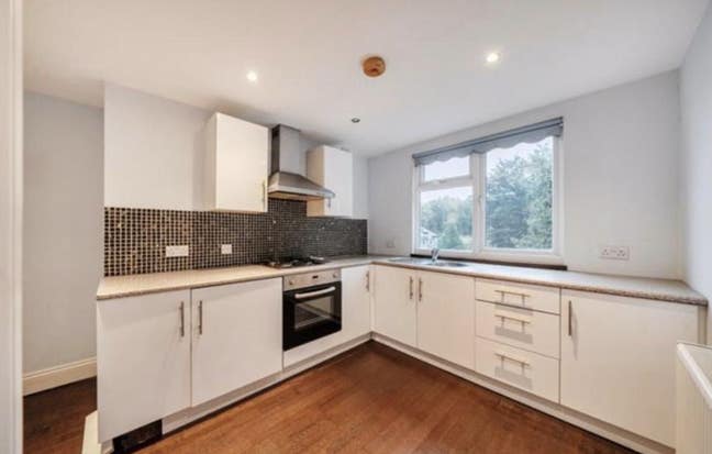 Spacious Extra Large Room in Purley | Excellent Tr Main Photo