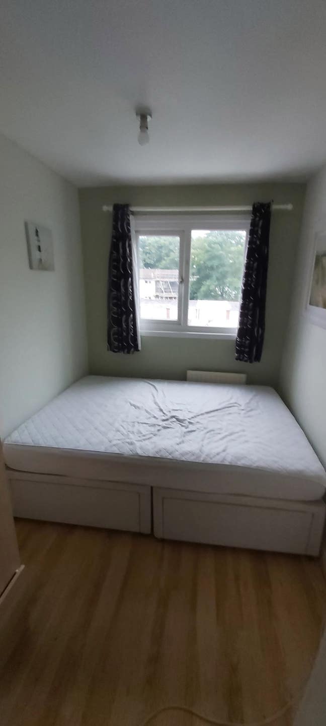 Compact/cosy dbl, close to LGW & 24hr buses Main Photo