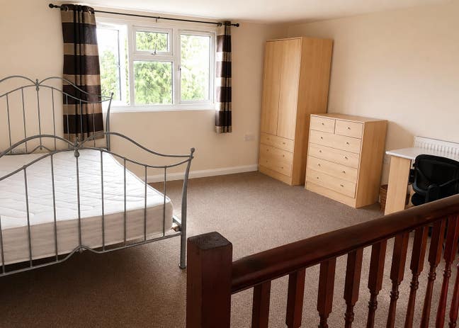 Double Room available in the heart of Cowley Main Photo