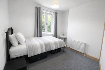 All bills & WiFi inc furnished single bedroom Main Photo