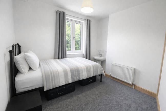 All bills & WiFi inc furnished single bedroom Main Photo