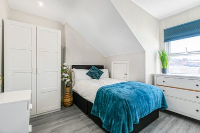 Modern Bright Bedroom in New Malden Town Centre Main Photo