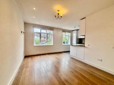 Luxury 2 to 3 Bed Duplex Near Golders Green Main Photo