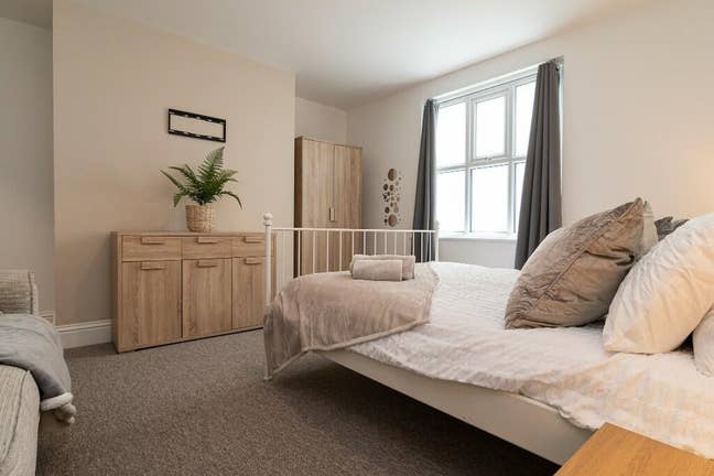 Modern Double En-Suite Room in Town centre Main Photo
