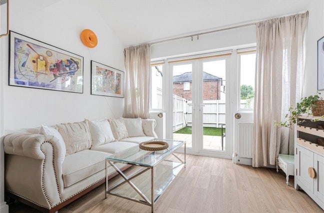 Beautiful 2 bed July move in Main Photo