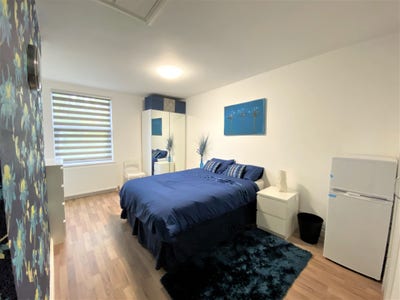 Nicely presented room with bathroom in Ealing Main Photo
