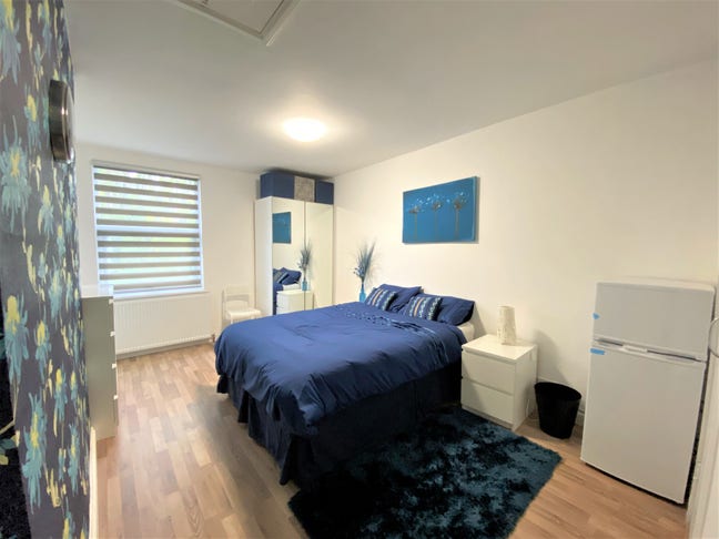 Nicely presented room with bathroom in Ealing Main Photo
