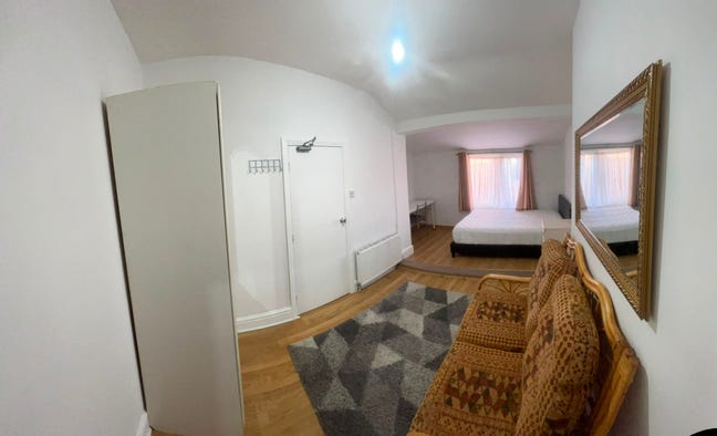 Newly refurbished house share/large double room to Main Photo