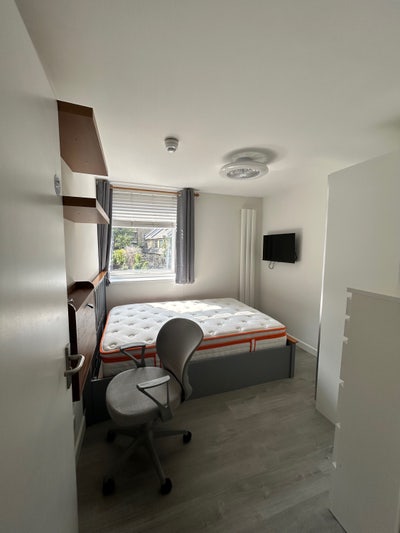 Double room available in friendly house share Main Photo