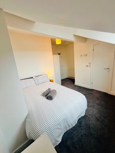 Adequately sized fully ensuite double rooms to let Main Photo