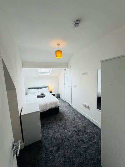 Adequately sized fully ensuite double rooms to let Main Photo