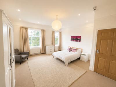 LARGE double room, available now Main Photo