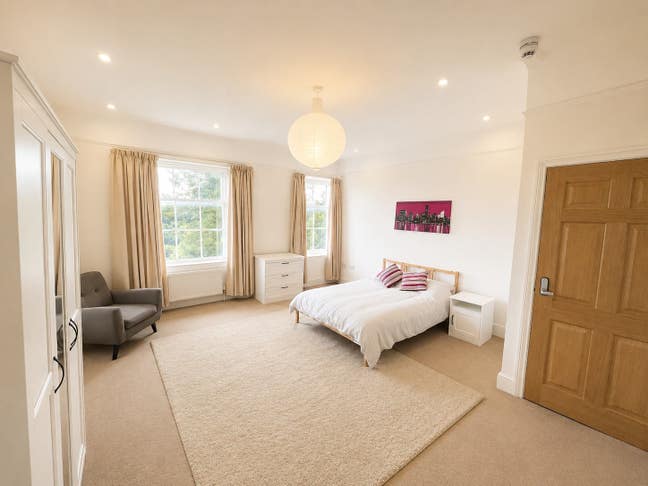 LARGE double room, available now Main Photo