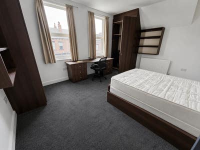 Large, Modern House in Burley with Great Amenities Main Photo