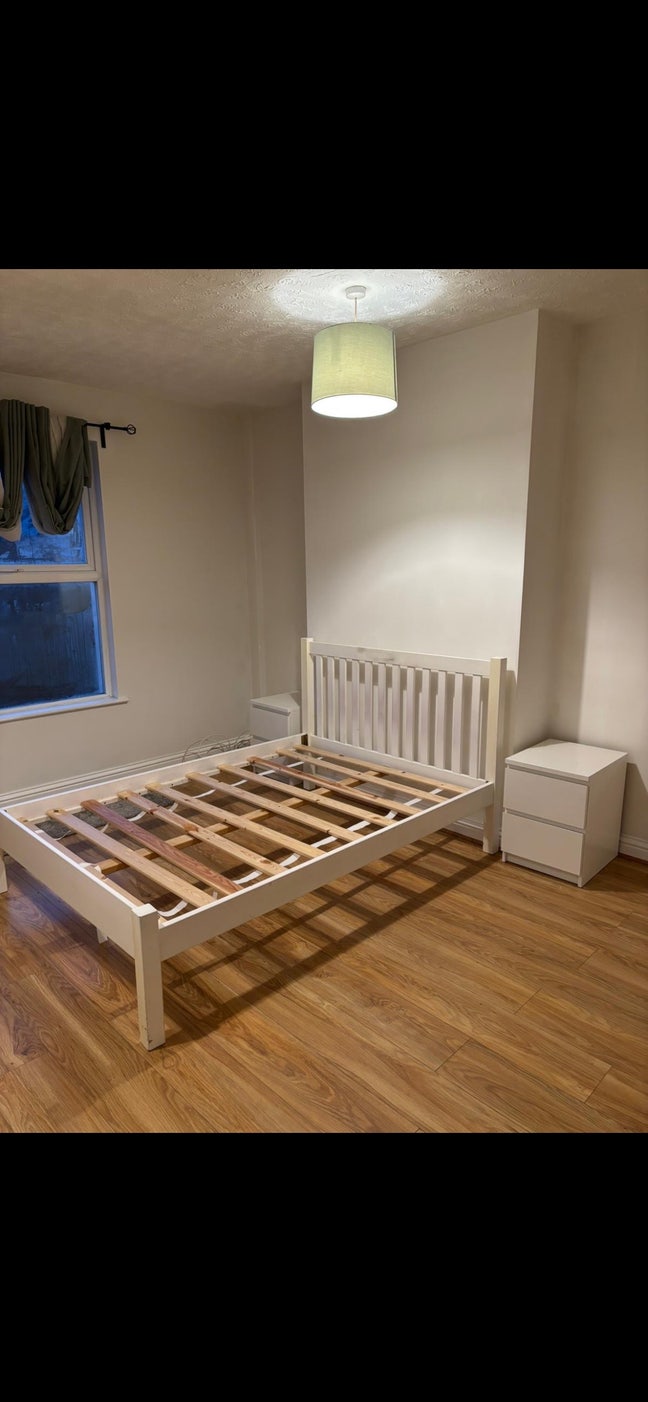 Large double room in quiet house Main Photo