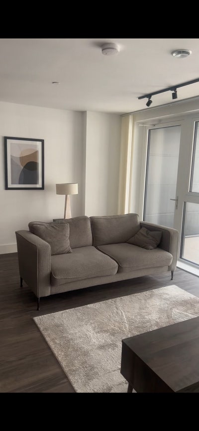 Spacious Double Room in Modern London Apt (Zone 2) Main Photo