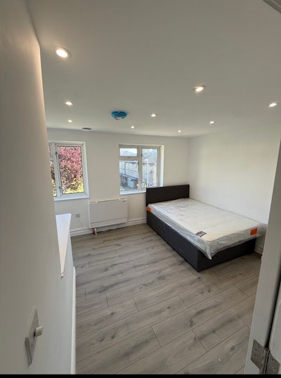 Room in newly refurbed house  Main Photo