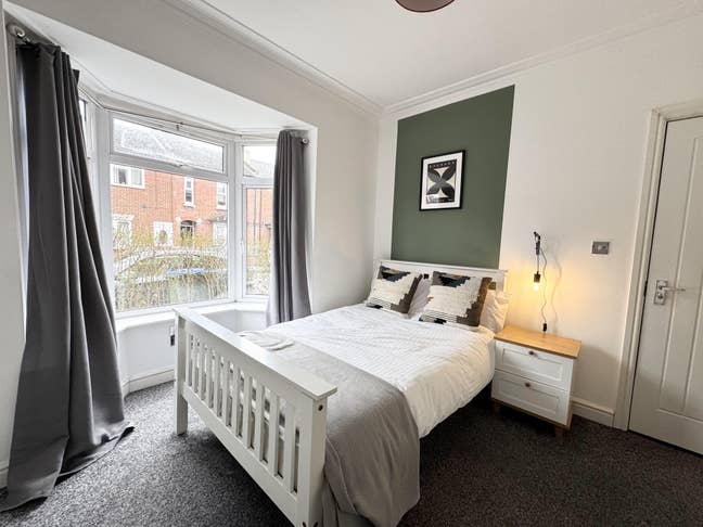Double En-Suite Room in Shared House Main Photo