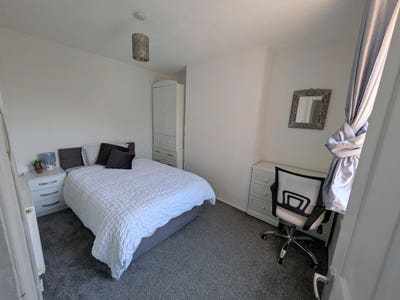 Central Room- 10 Min Walk to QEQM & Station Main Photo