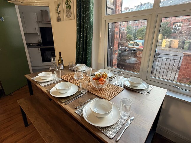 Huge Double Rooms Available | New Hmo in LS12! Main Photo