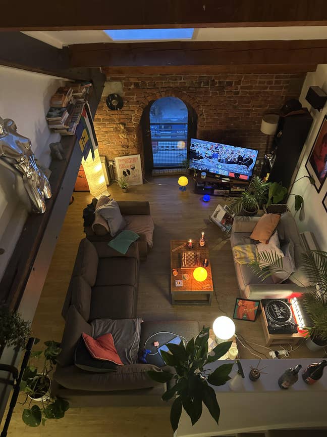 Mezzanine warehouse flat in the center of NQ Main Photo