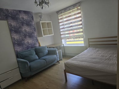 Bright and Spacious Double Room Main Photo