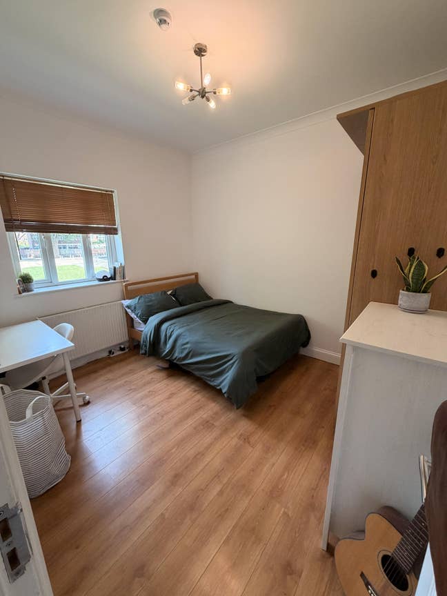 Large Double Room Available -E14- Move in July 9 Main Photo