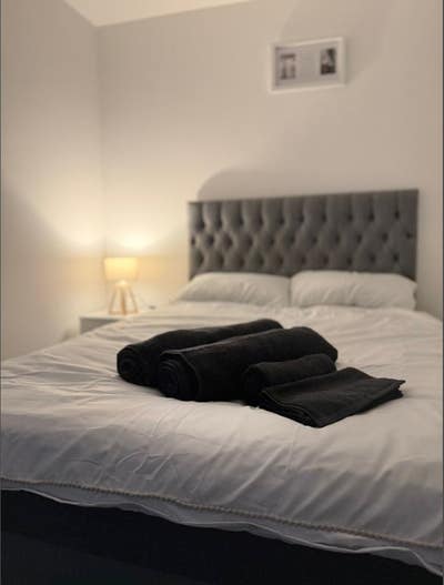 A spacious double room available in Salford Main Photo