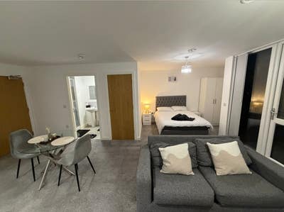A spacious double room available in Salford Main Photo