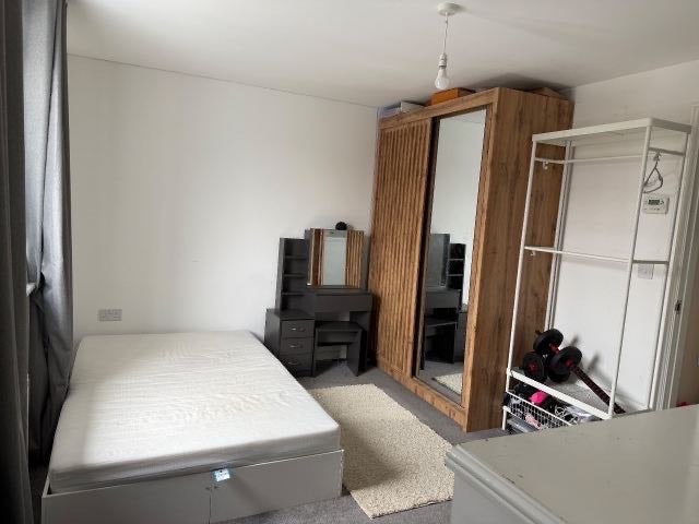 Bright Double Room Available OL11  Main Photo