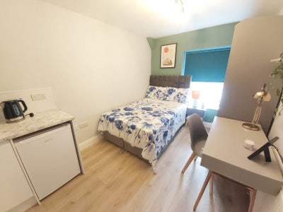 SW20 Amazing double Private Bathroom Free WIFI  Main Photo