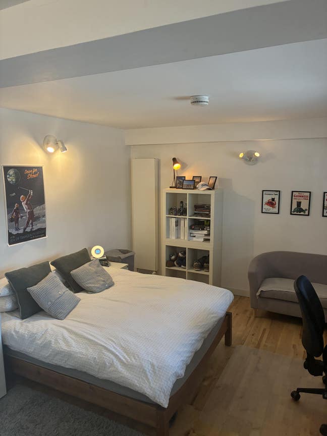 Large Double Room w/ Bathroom - SE - 1st August  Main Photo