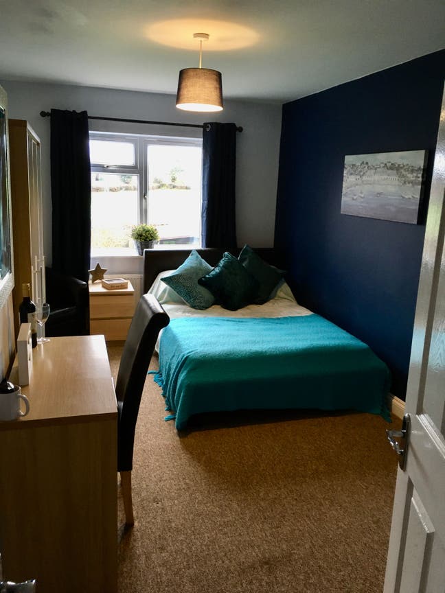 Beautiful Double with Large En-Suite Near SMH Main Photo