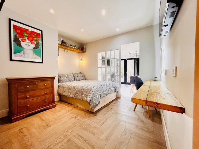 Stylish 1 Bed Flat in the Heart of Acton Main Photo