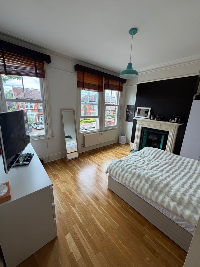 Spacious Double Room Available in Finchley Central Main Photo