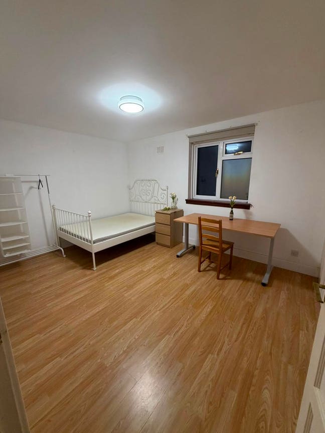 Spacious double room in friendly shared house Main Photo