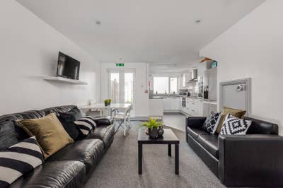 En-suite Room in Gorgeous Home!  Main Photo