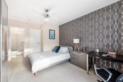 Large-Doubl ensuite room nr hospital/train station Main Photo