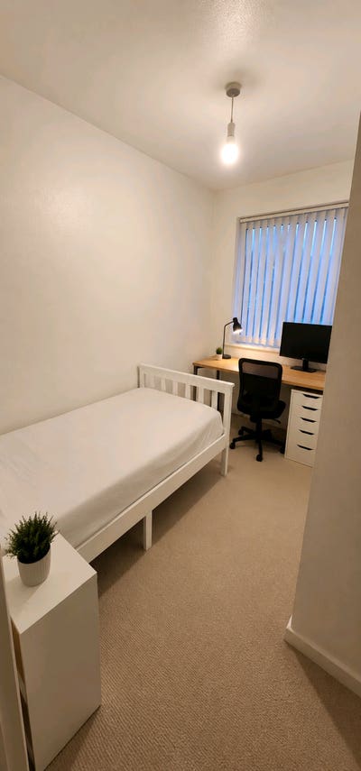Single room with built-in wardrobe and carpeted Main Photo