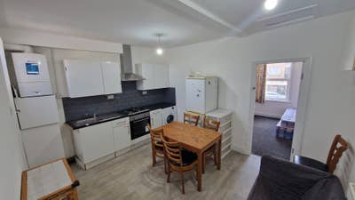 Great Size 2 Bedroom Flat - Chingford E4 Main Photo