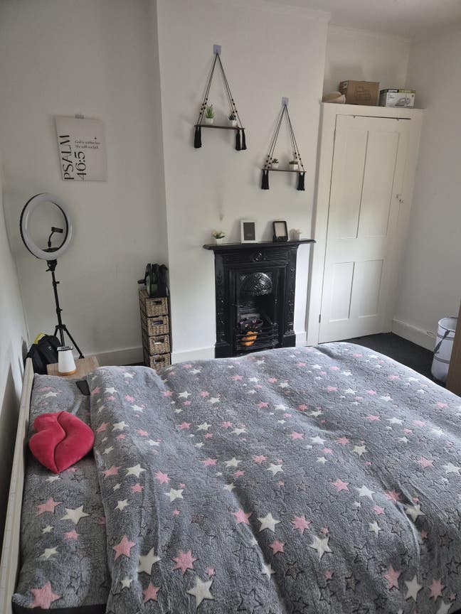 Lovely room to share in a 4 bedroom house Main Photo