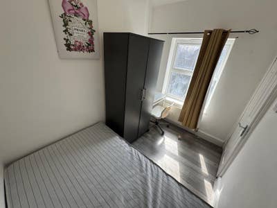 Cozy Room in prime location Zone 1 Main Photo
