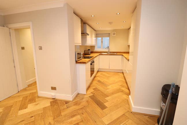 Stunning Room Behind Westminster Cathedral!!  Main Photo