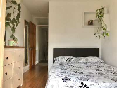 Cosy double 'new' ensuite in 'smart' home. Main Photo