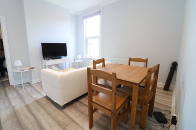 3 Rooms in Fulham ~Premium Location~ Living Room! Main Photo