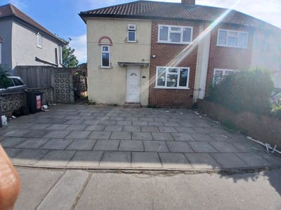 Large Three Bedroom Semi Detached House in Croydon Main Photo