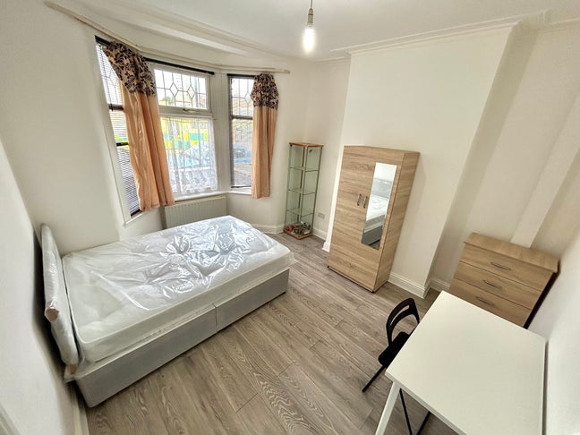 Double Room Available in E13-All Bills Includes Main Photo