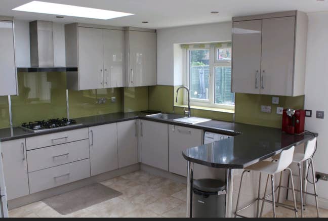 Beautiful home, 3 rooms available Main Photo