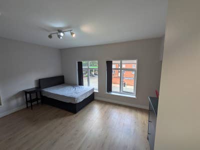 Aigburth Road - En Suite Room Available Main Photo